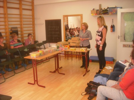 "Az okoskocka fejlesztő játékcsalád, mint a tanulás megalapozója" - A módszer használatának bemutatója Szabóné Pető Marianna fejlesztőpedagógus által